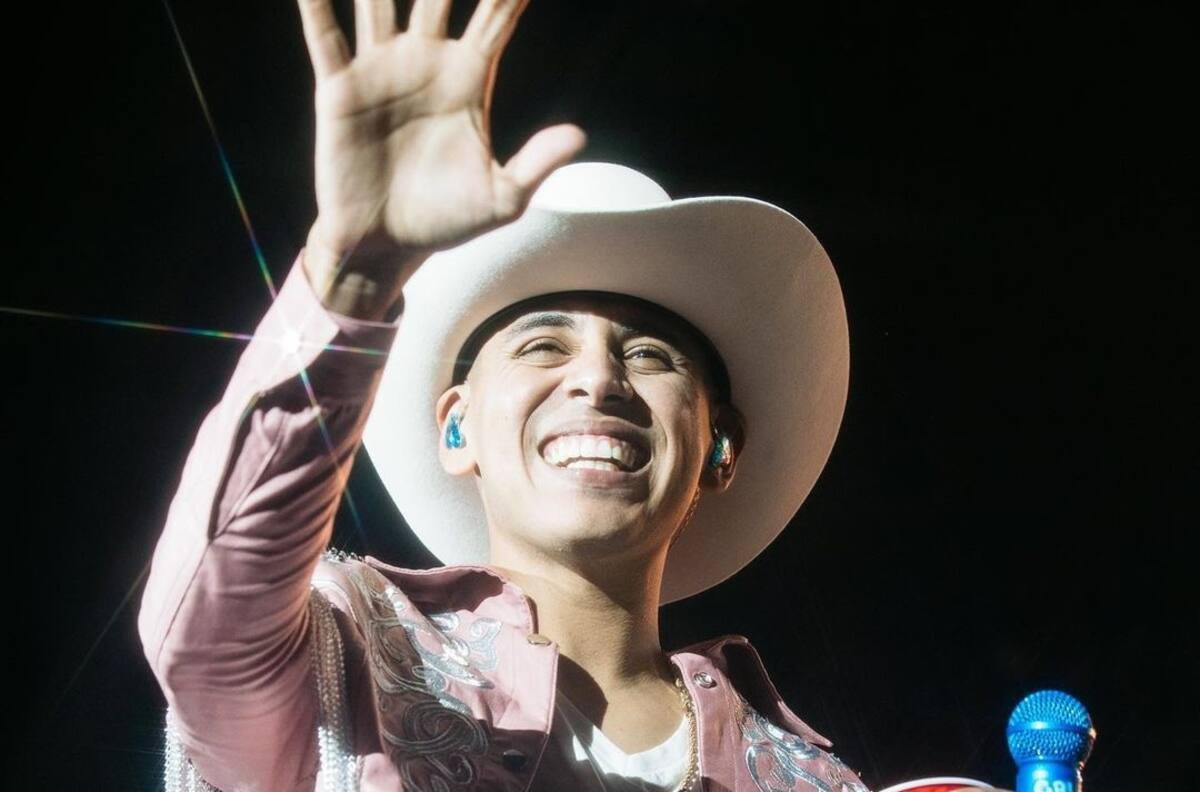 Vocalista de Grupo Firme sufre accidente y queda con heridas en su rostro