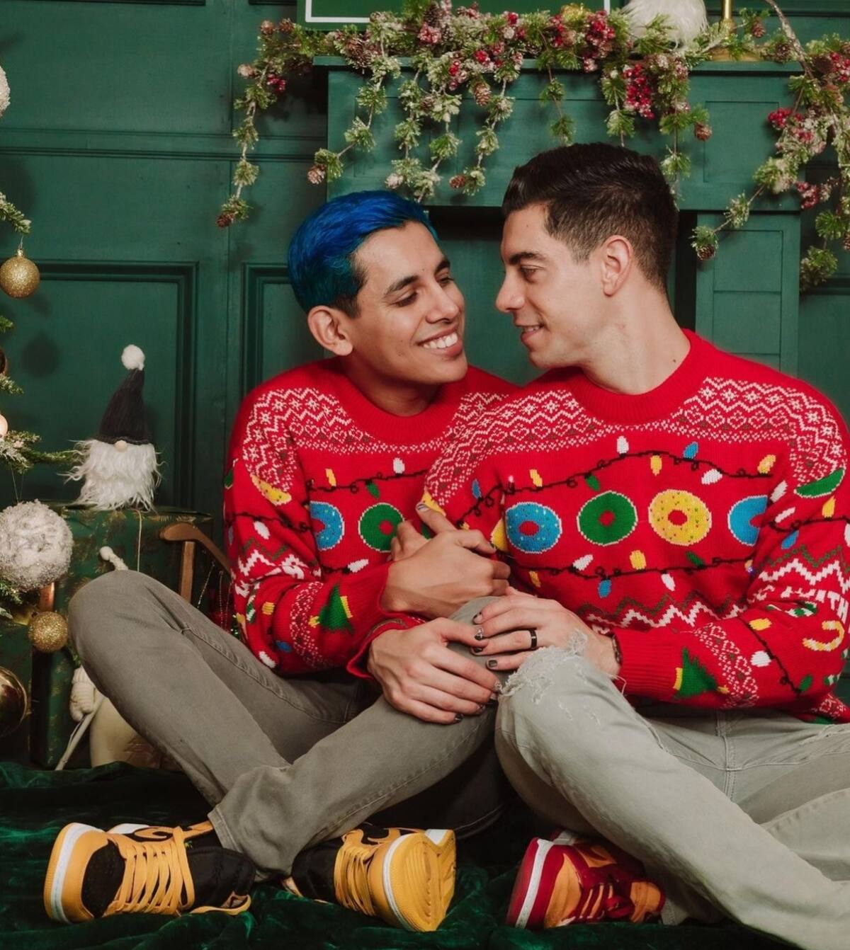 Jhonny Caz y Jonathan Bencomo comparten sesión de fotos navideña - Créditos: Instagram