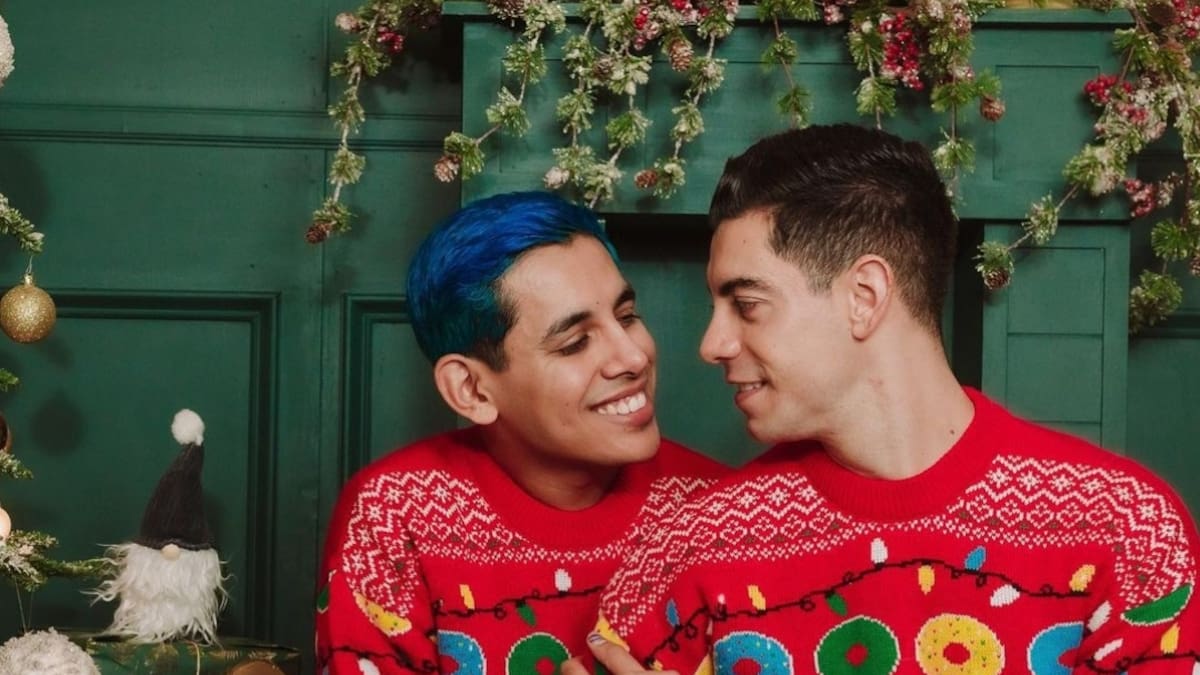 Johnny Caz y su prometido sellan su amor con un beso navideño