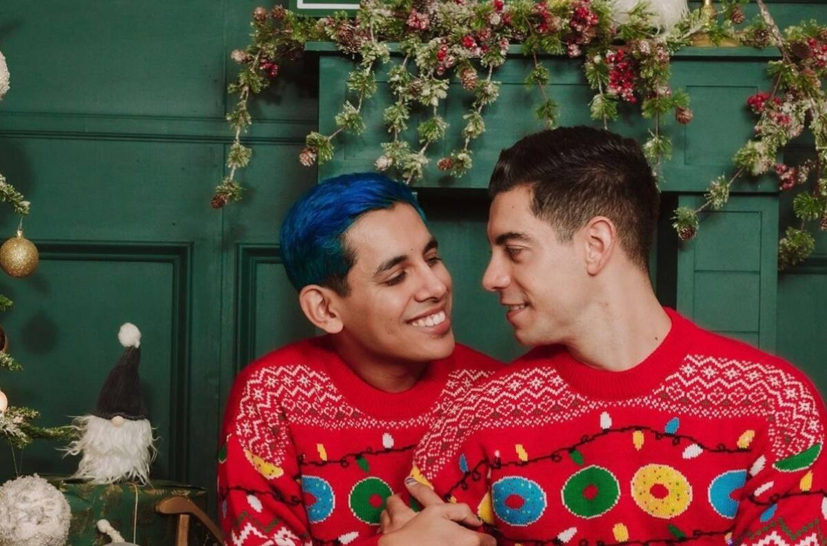 Johnny Caz y su prometido sellan su amor con un beso navideño