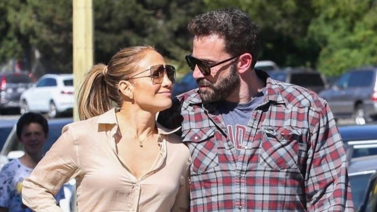 JLo es captada 'coqueteándole' a otro hombre en presencia de Ben Affleck