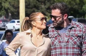 JLo es captada 'coqueteándole' a otro hombre en presencia de Ben Affleck