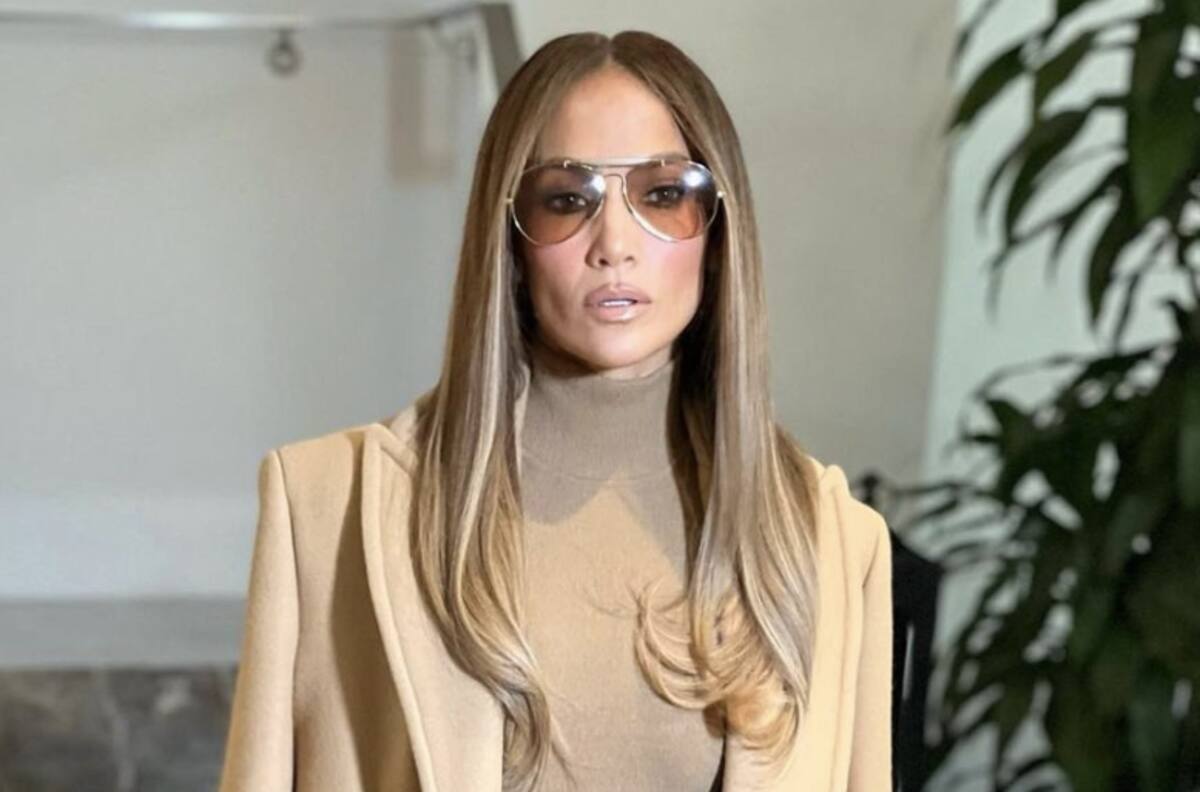 JLo deslumbra al lucir sus piernas de infarto en minifalda y tacones altos