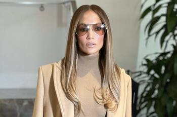 JLo deslumbra al lucir sus piernas de infarto en minifalda y tacones altos