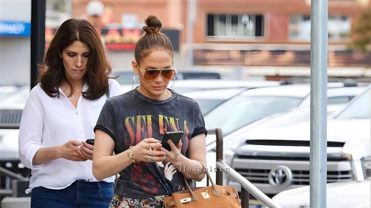 JLo homenajea a Selena Quintanilla mientras hace compras en Los Ángeles con Emme