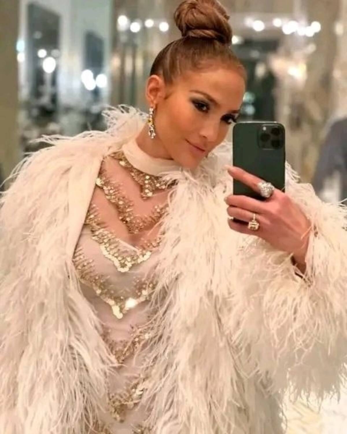 JLo usó un modelo de Valentino para el aniversario de una marca de maquillaje - Créditos: Instagram