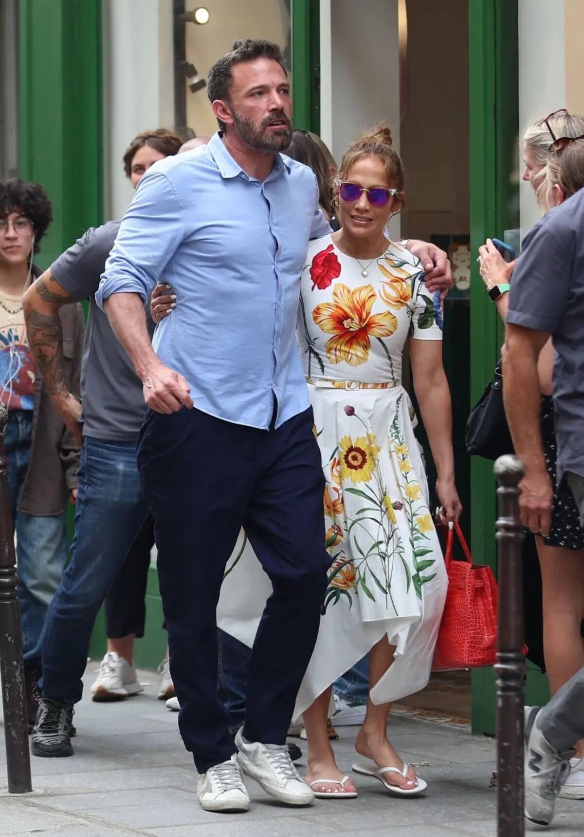 JLo y Ben Affleck pasean como jovencitos en París - Créditos: PageSix