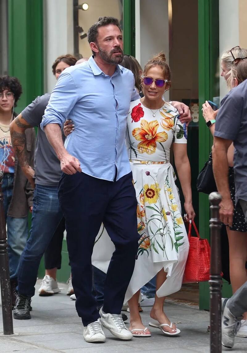 JLo y Ben Affleck pasean como jovencitos en París - Créditos: PageSix