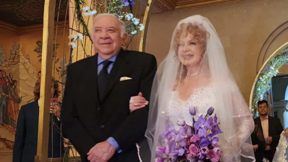 Actriz de telenovelas mexicanas se casa a los 51 años y famoso productor la entrega en el altar