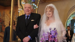 Actriz de telenovelas mexicanas se casa a los 51 años y famoso productor la entrega en el altar
