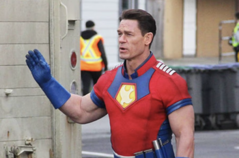 John Cena es captado en mini falda, tacones y medias y causa confusión entre sus fans