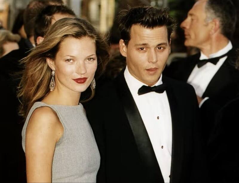 Johnny Depp sacó un collar de diamantes de su trasero para dárselo a Kate Moss Johnny Depp obsequió un collar de diamantes a Kate Moss durante su relación en los 90 - Créditos: Twitter