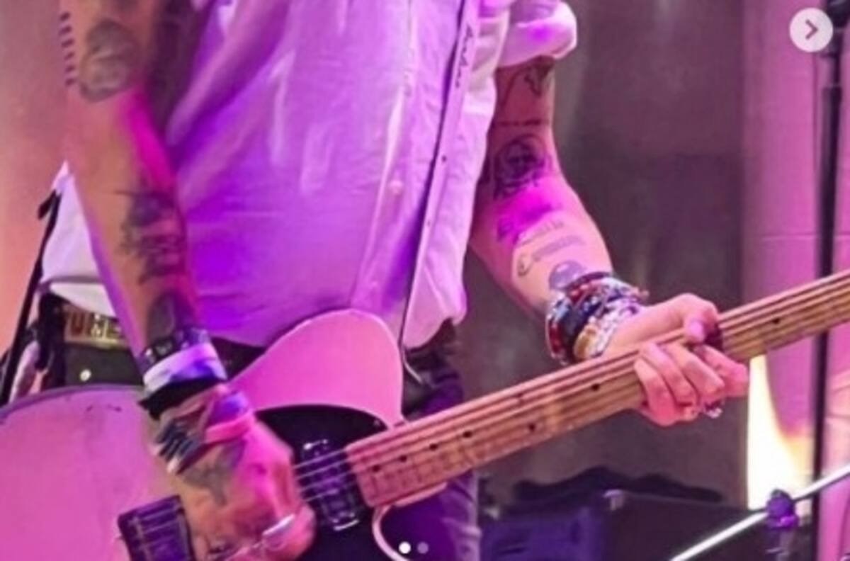 Johnny Depp se divierte ofreciendo concierto mientras espera la sentencia por el caso de difamación