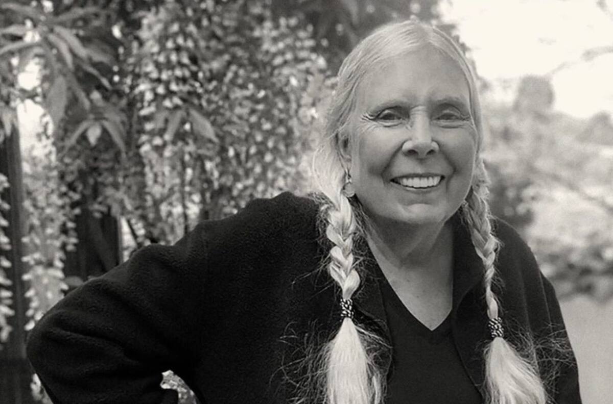 Joni MItchell da señales de vida luego de que "People" publicara su muerte por error