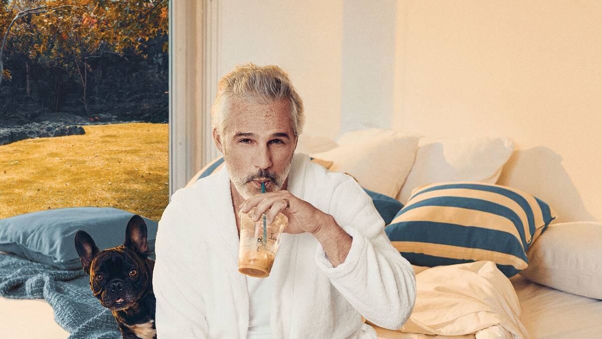 Con raqueta en mano, Juan Pablo Medina presume su destreza en pádel