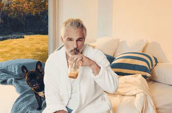 Con raqueta en mano, Juan Pablo Medina presume su destreza en pádel