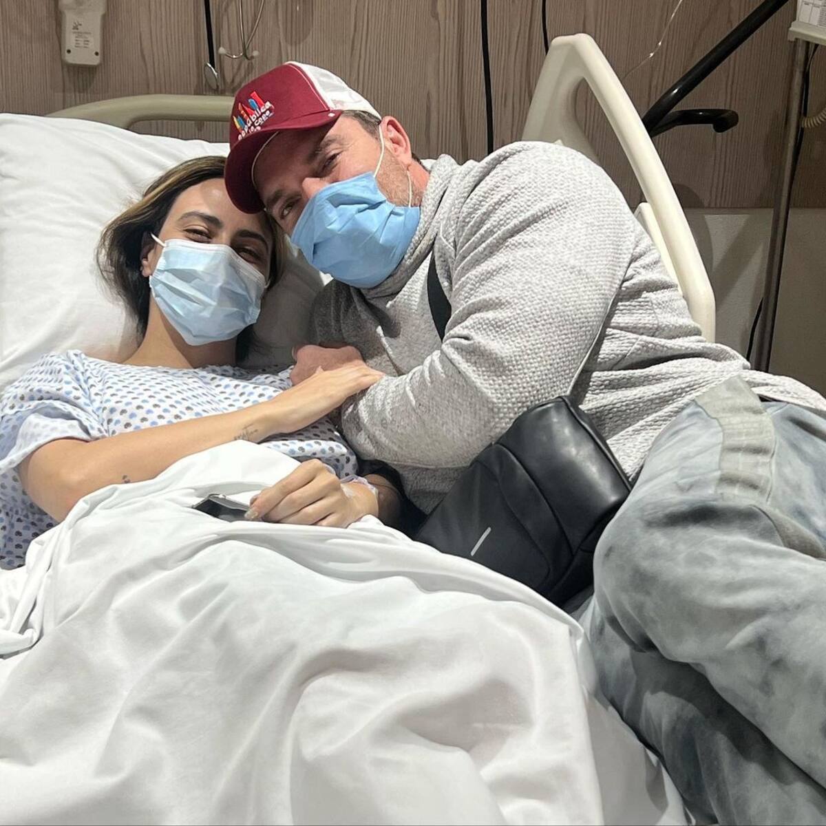 Julián Gil se convirtió en enfermero de Valeria Marín - Créditos: Instagram