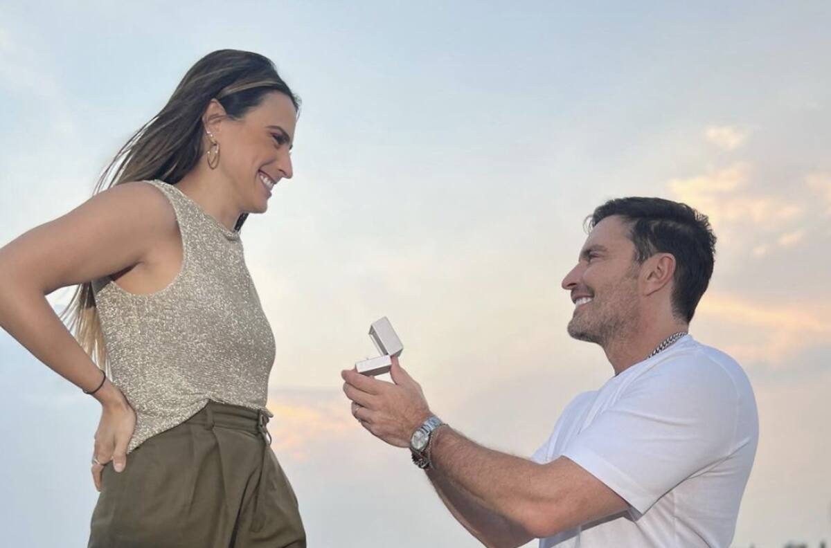 Julian Gil le entrega lujoso anillo de compromiso a Valeria Marín en exótico desierto de Qatar