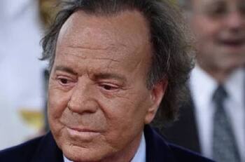Preocupa salud de Julio Iglesias; reportan que ya no reconoce ni su propia música