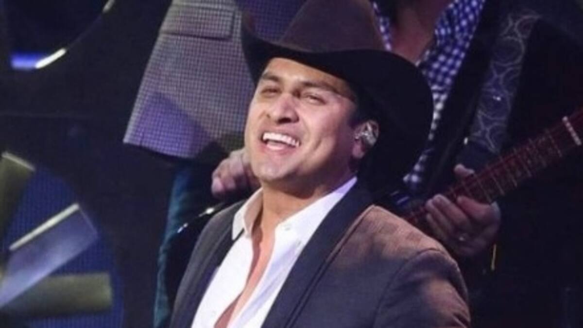 Julión Álvarez pide perdón a su mamá por aparecer borracho en un concierto