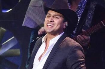 Julión Álvarez pide perdón a su mamá por aparecer borracho en un concierto