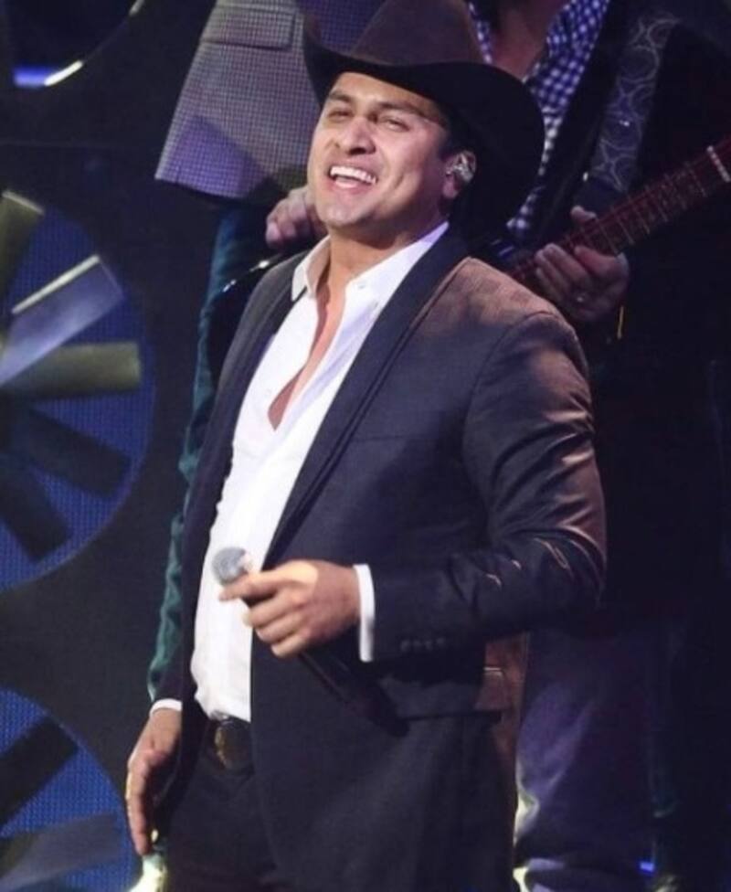 Julión Álvarez aparece después de subir al escenario borracho - Créditos: Instagram