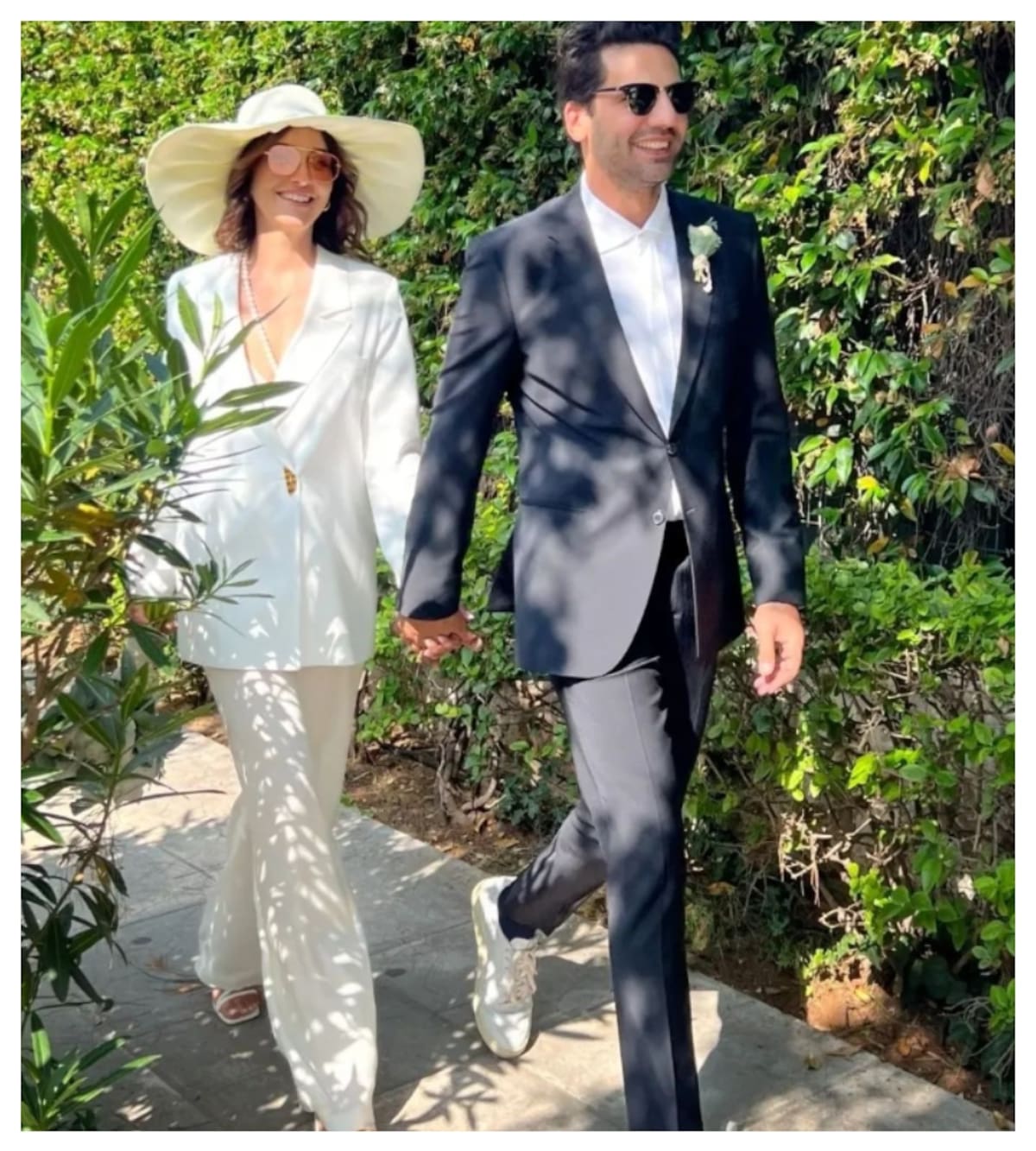 Kaan Urgancıoğlu y Burcu Denizer posan caminando luego de firmar las actas que acreditan que son marido y mujer ante la ley turca.