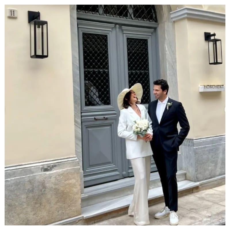 Kaan Urgancıoğlu y Burcu Denizer frente al juzgado civil donde se casaron ante la ley. Aun no hay fecha de la fiesta de matrimonio.