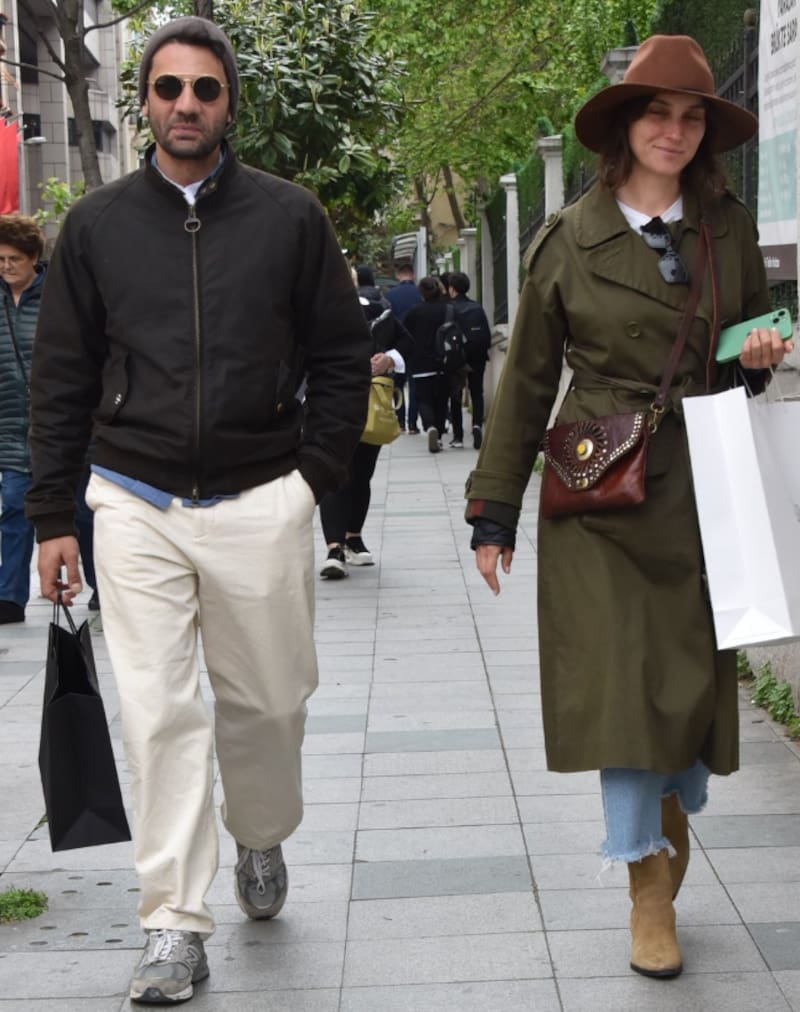 La pareja de Kaan y Burcu ha sido sorprendida en varias salidas públicas.
