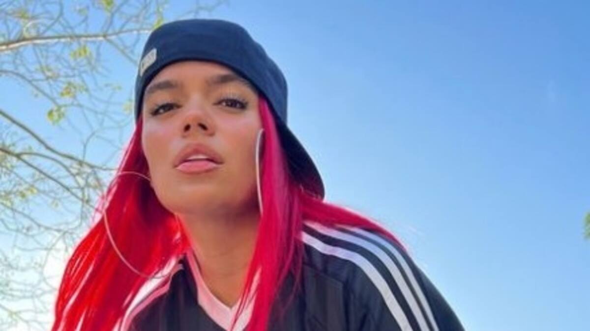 Karol G denunció a famosa revista por indignante edición de su cara y cuerpo en una foto