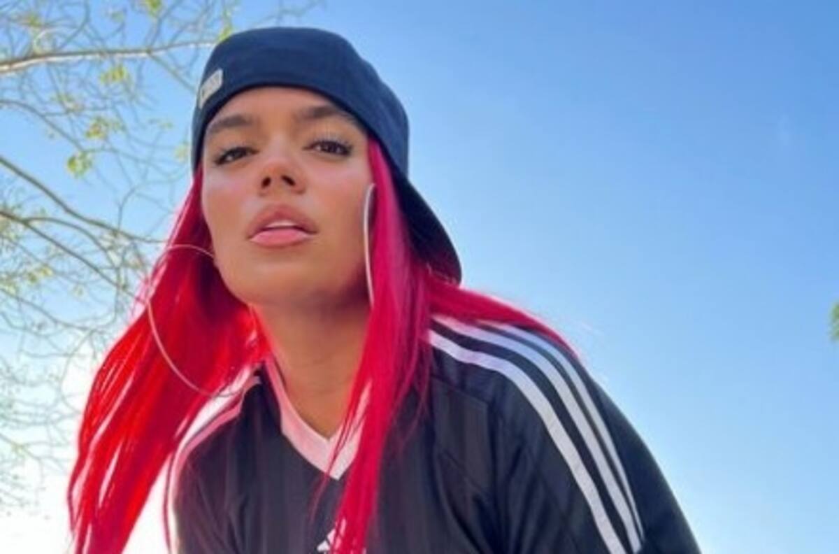 Karol G denunció a famosa revista por indignante edición de su cara y cuerpo en una foto