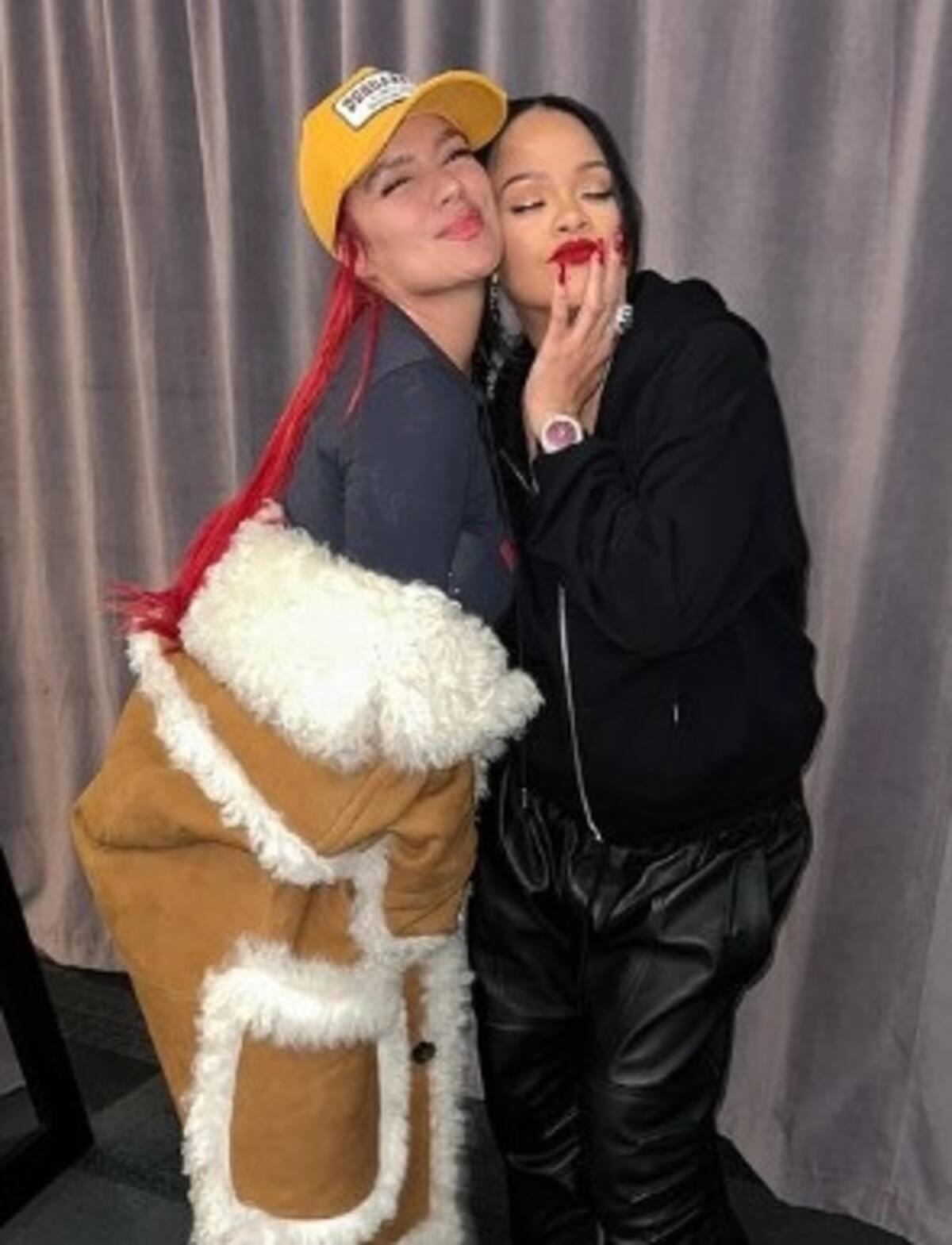 Karol G hace hablar en español a Rihana: "Fue una chimba", dijo la ídola de La Bichota Las artistas tuvieron un encuentro que terminó a carcajadas - Créditos: Instagram