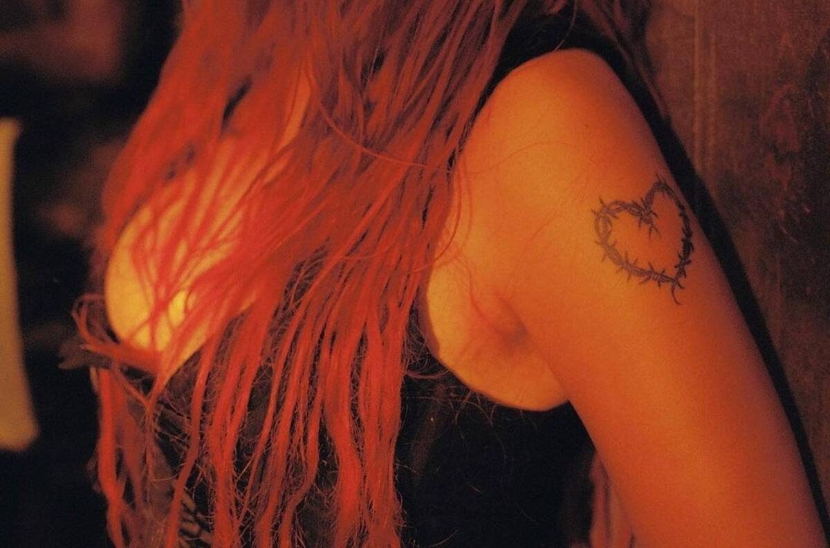 Karol G impacta con fotografías sin ropa, ensangrentada y desafiando la censura