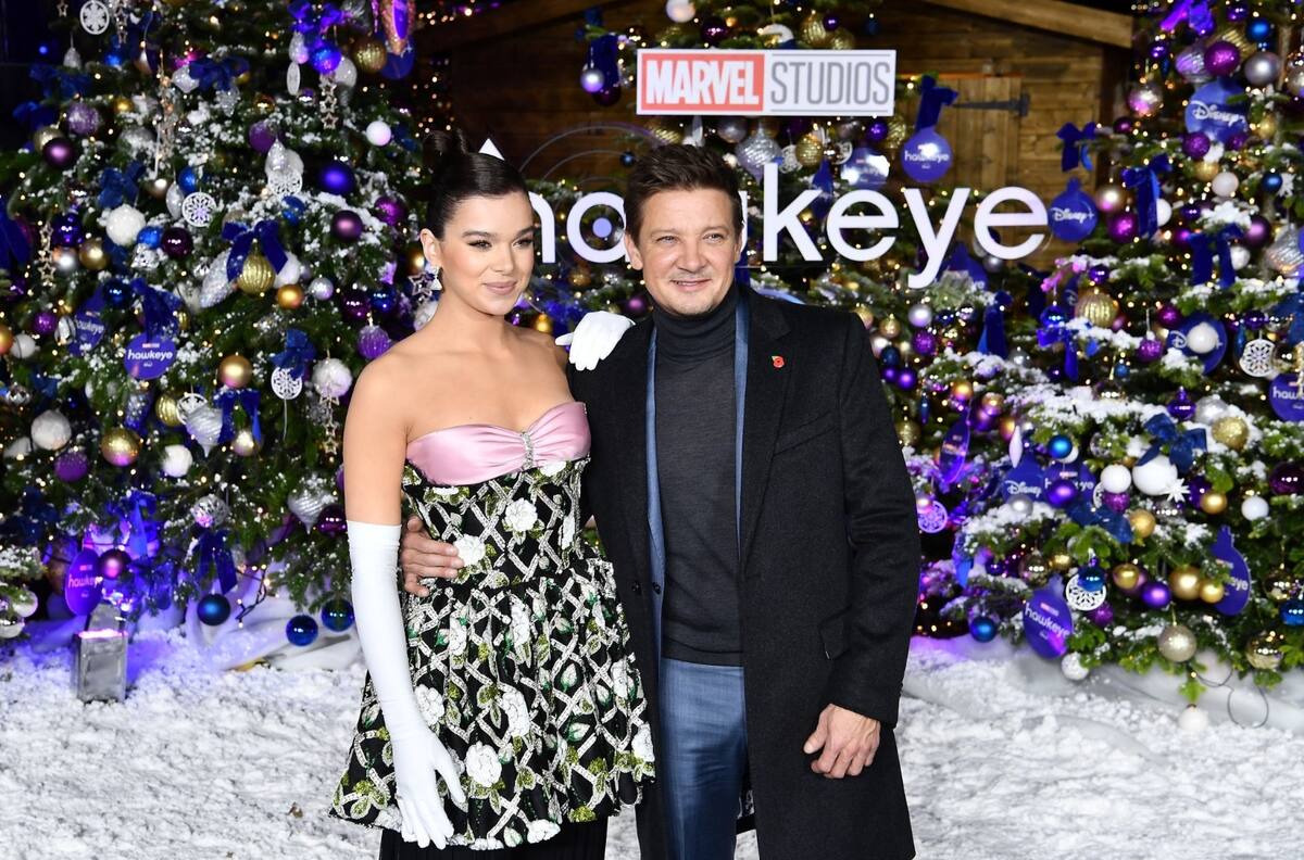 Nieve y arbolitos de navidad, así fue la premiere de 'Hawkeye' en Londres