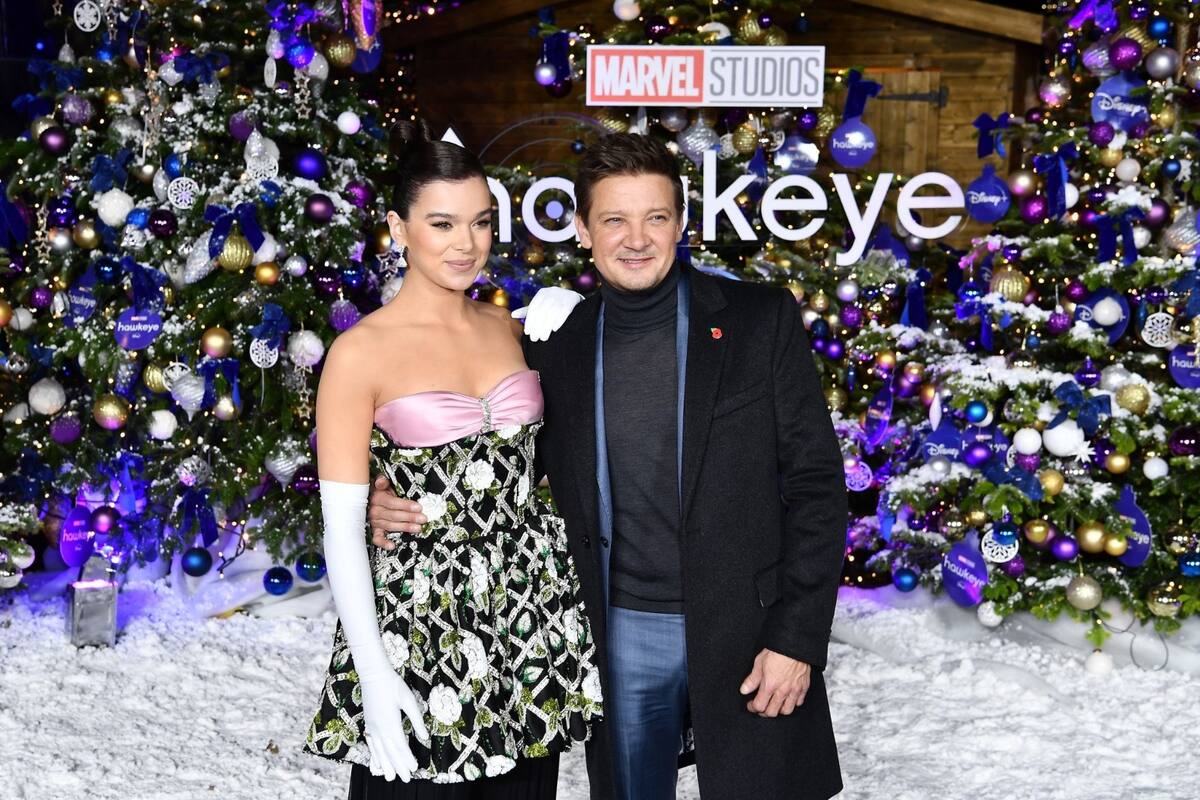 Kate Bishop y Jeremy Renner en la premiere de 'Hawkeye' con el anuncio de dos episodios de la nueva producción de Disney Plus - Créditos: Twitter