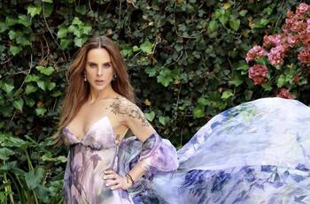 Al estilo de JLo, Kate del Castillo posa con vestido transparente y enseña sus tatuajes secretos