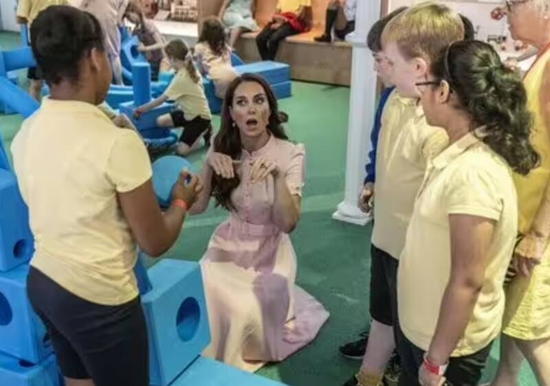 Kate Middleton interactuando con los niños en the Young V&A | Imagen Express.co.uk
