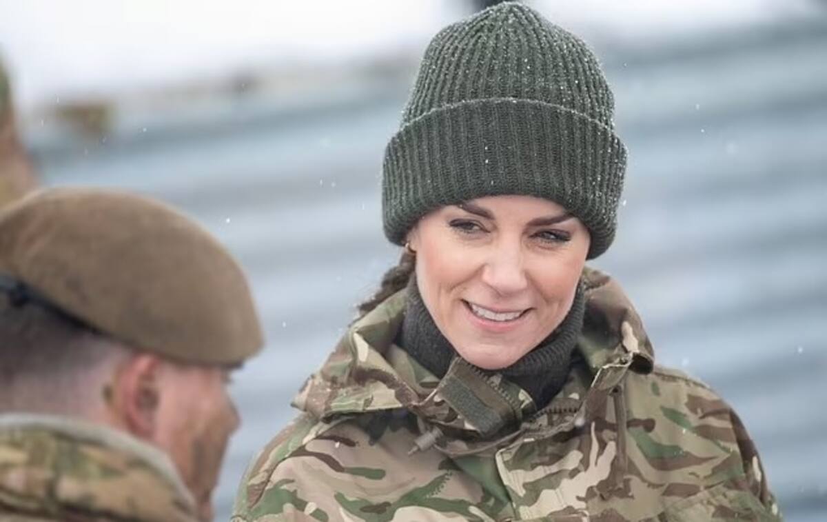 Kate Middleton luce irreconocible al estrenar su cargo en una visita a la Guardia Irlandesa - Créditos: DailyMail