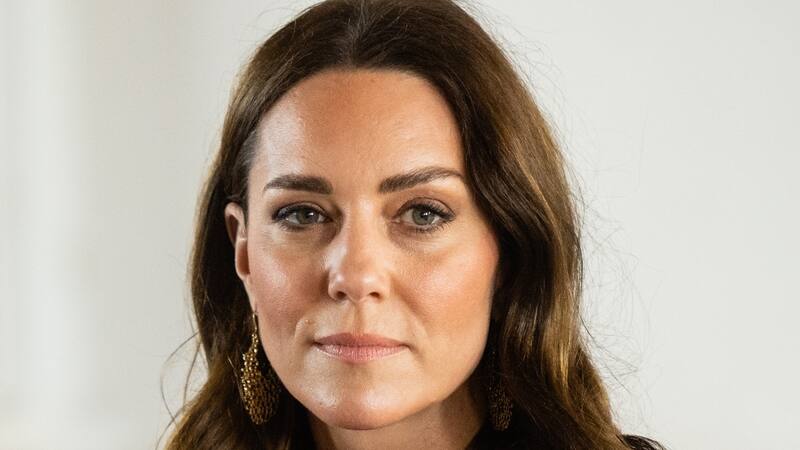 Kate Middleton lució de riguroso negro y no dejó ver su mirada - Créditos: Twitter