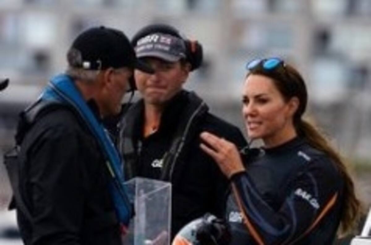 Kate Middleton no pasa inadvertida con su ceñido traje de neoprén en regata benéfica