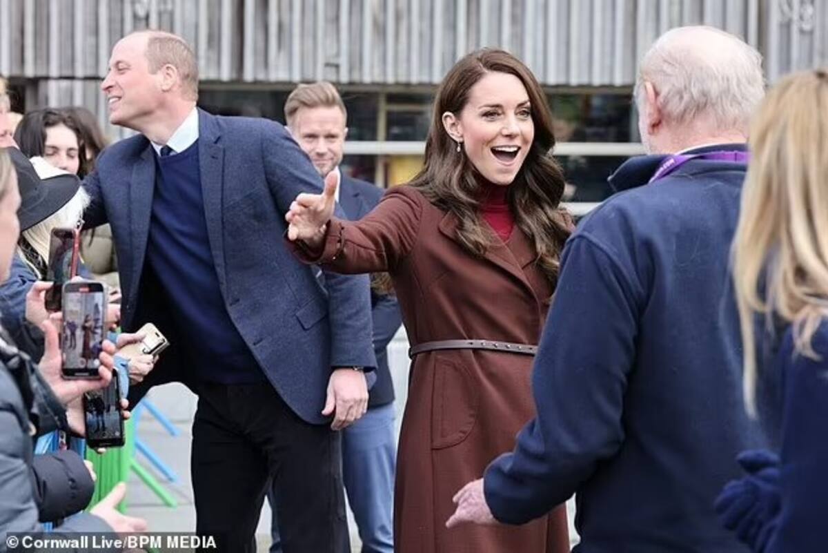 Kate Middleton se funde en un efusivo abrazo con su profesor de escuela con quien coincidió en una actividad real. - Créditos: Twitter