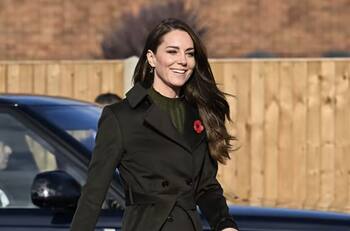 Kate Middleton llama la atención al usar sencillo low cost de 40 dóláres en un evento oficial