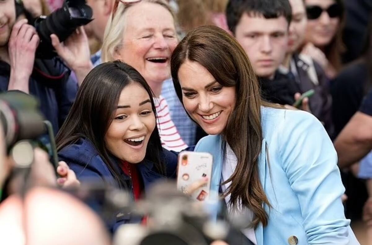 Kate Middleton vivió tenso momento cuando una fan la agarró por el cabello para una selfie