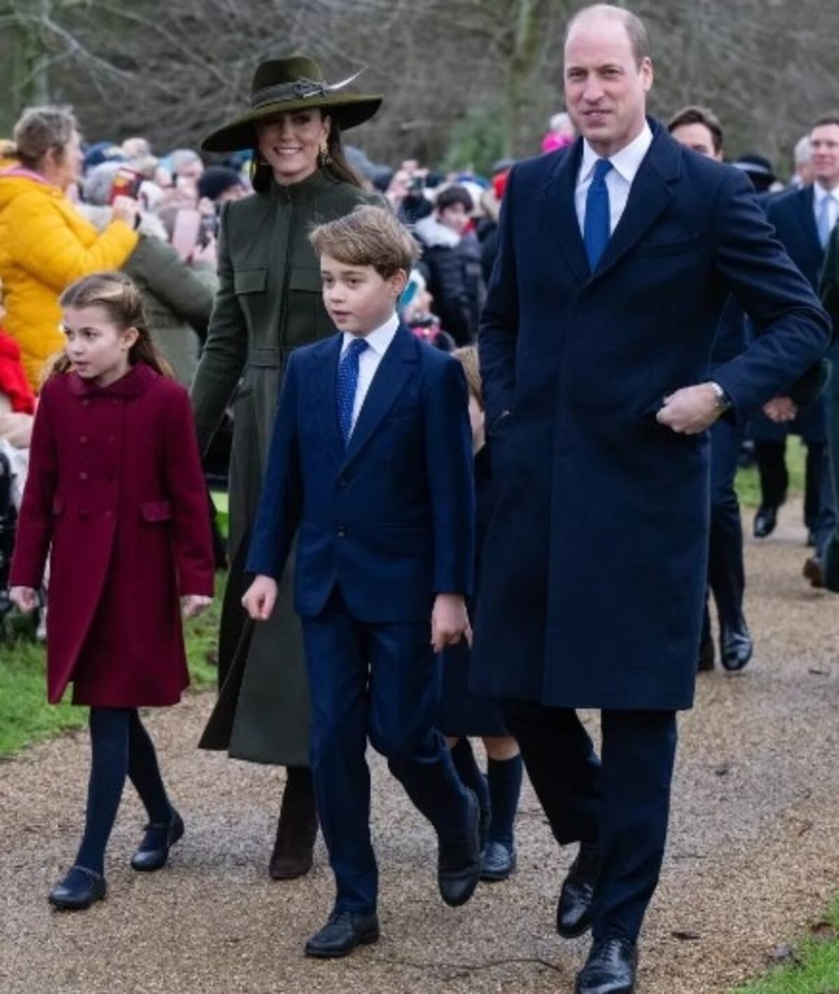 Kate, William y sus hijos relumbran con su elegancia en el primer paseo navideño Los príncipes de Gales se lucieron en la caminata - Créditos: Instagram