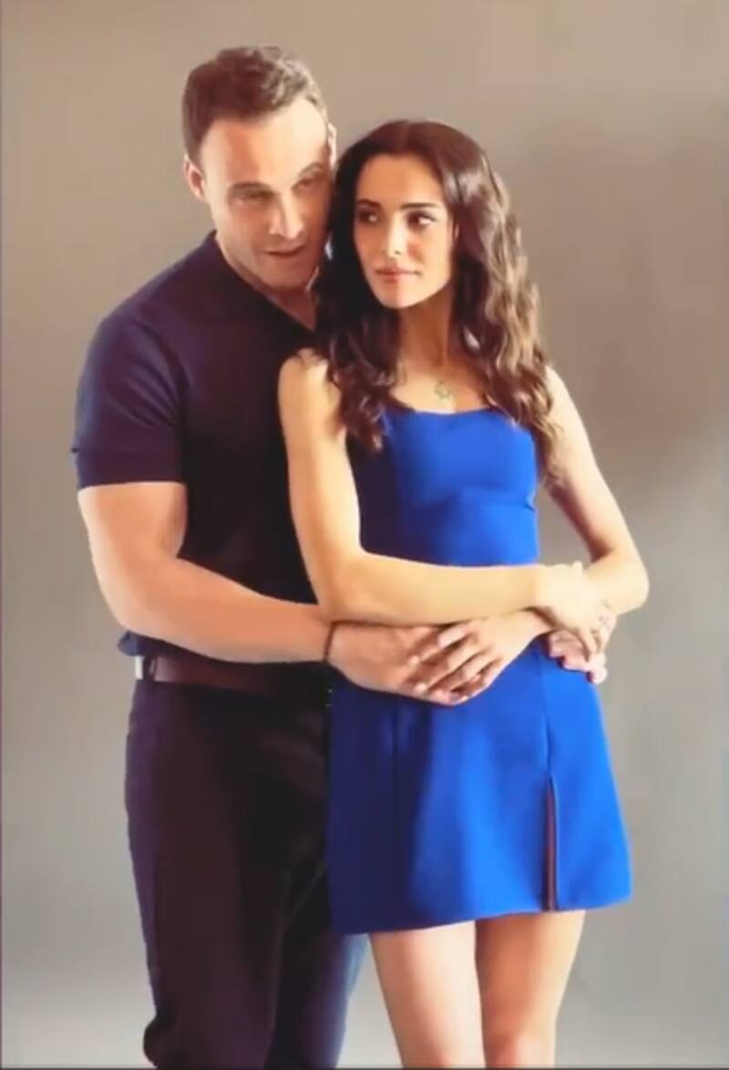 Kerem Bürsin y su nueva pareja dramática, Hafsanur Sancaktutan, en la serie que ha empezado su producción.