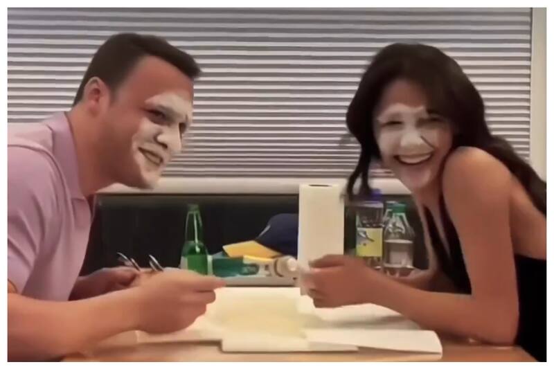 Una dupla de actores que ha congeniado dentro y fuera del set. Los actores se han prestado para un muy buen trabajo de promoción de Ya Çok Seversen (Si me amas).