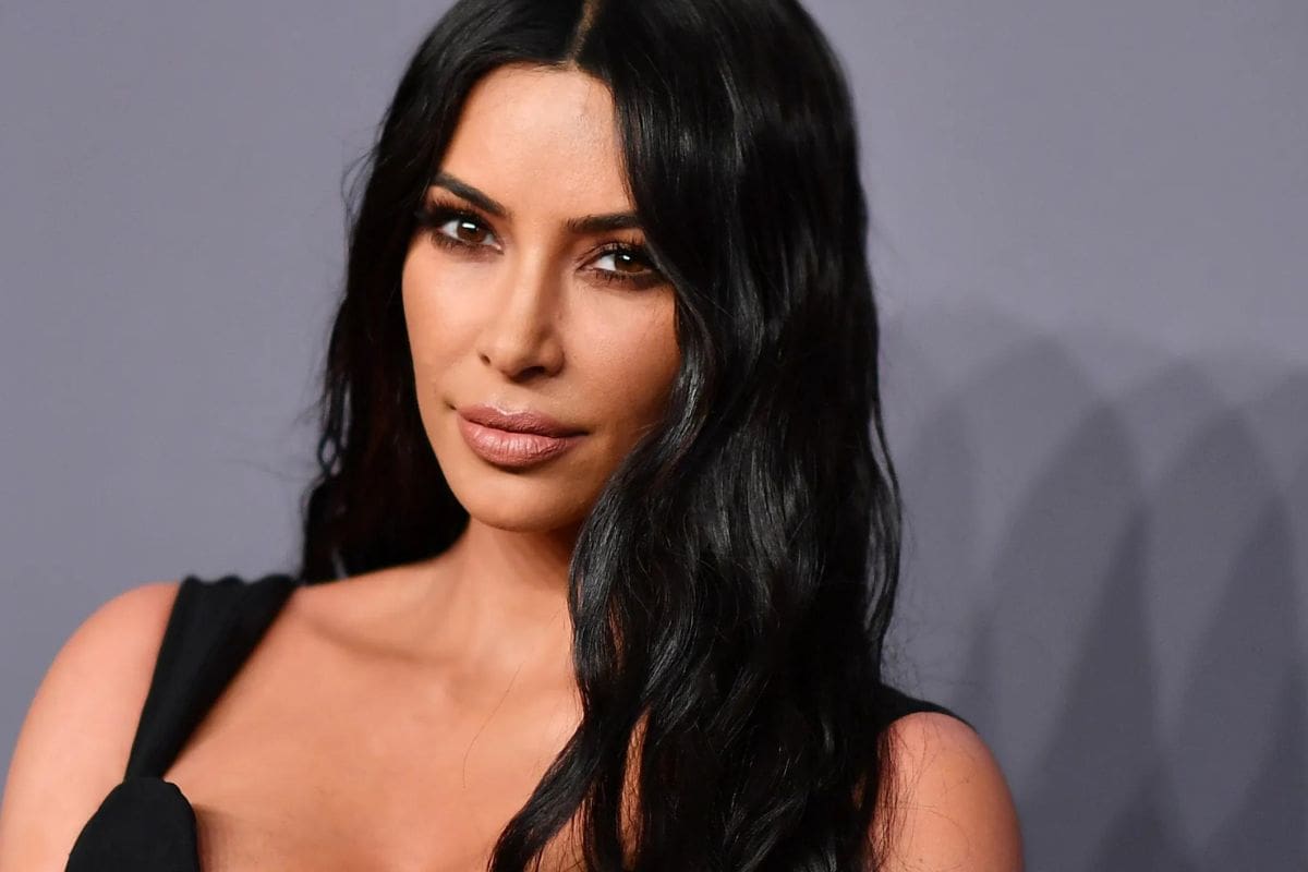 Kim Kardashian puso un misterioso mensaje en una de sus fotografías, que sus fans interpretaron de inmediato.