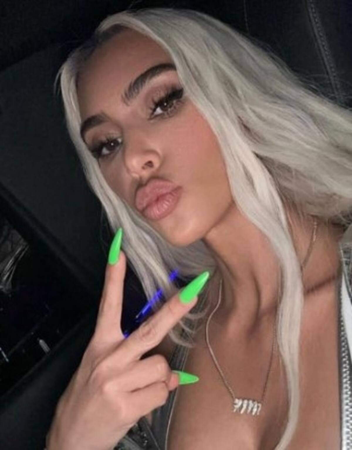 Kim Kardashian de nuevo en controversia pública por foto trucada o "efecto espejo" La modelo de nuevo está en el centro de la polémica - Créditos: Instagram