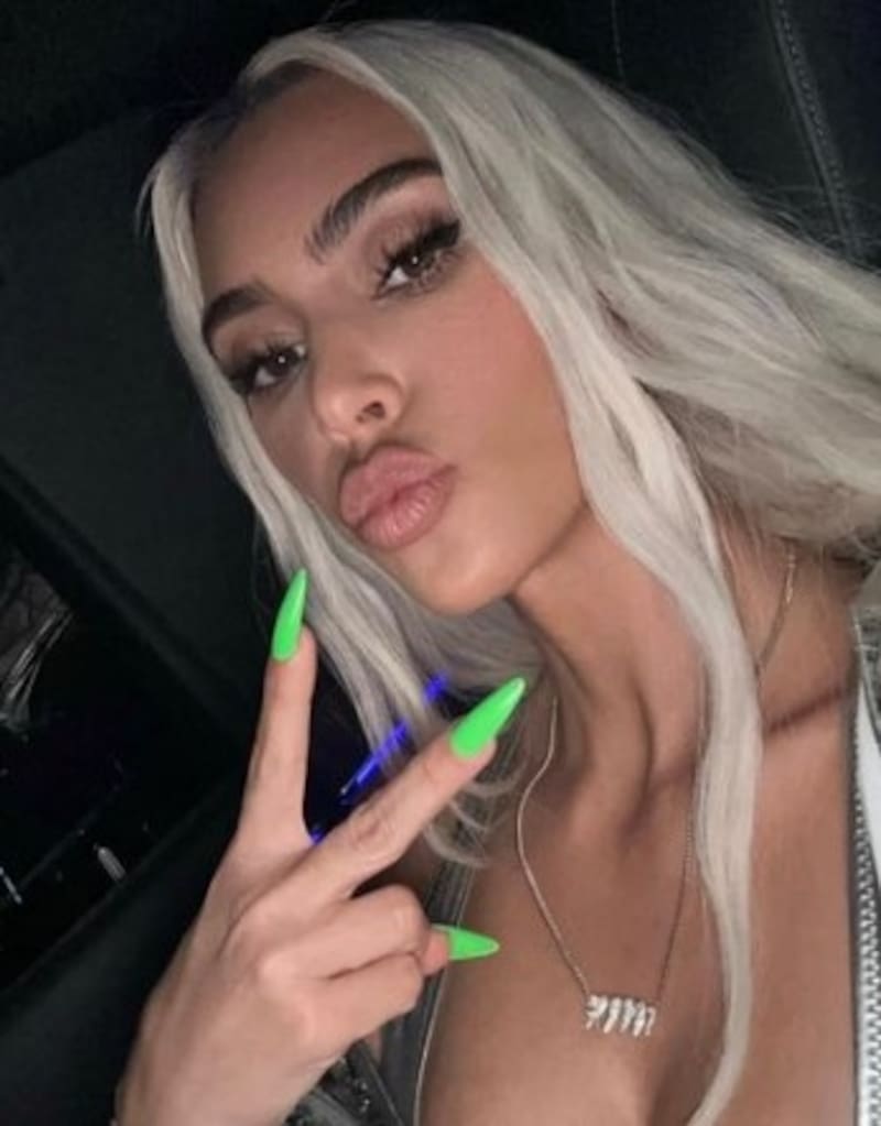 Kim Kardashian de nuevo en controversia pública por foto trucada o "efecto espejo" La modelo de nuevo está en el centro de la polémica - Créditos: Instagram