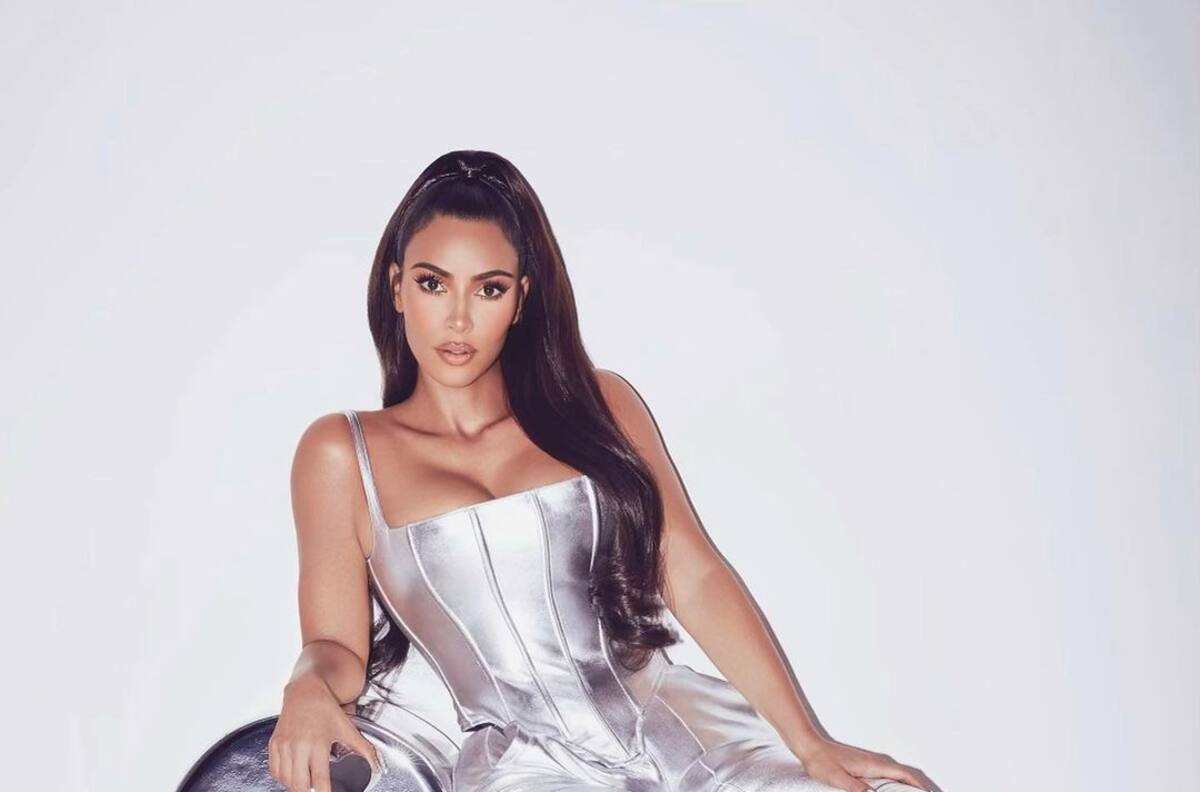 Kim Kardashian muestra su colección de zapatillas que reflejan su estilo glamuroso